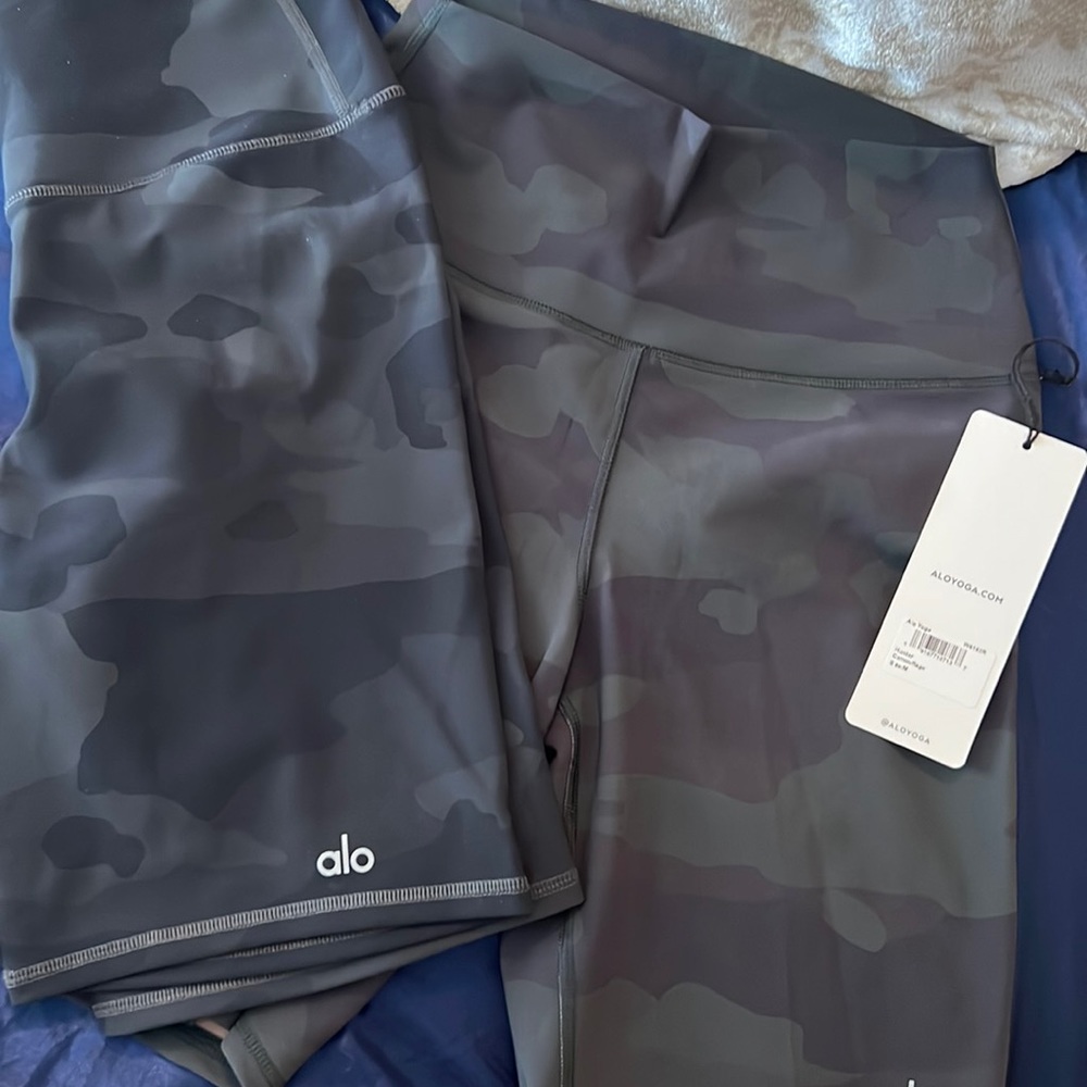Alo Yoga camo biker shorts lot SZ medium
